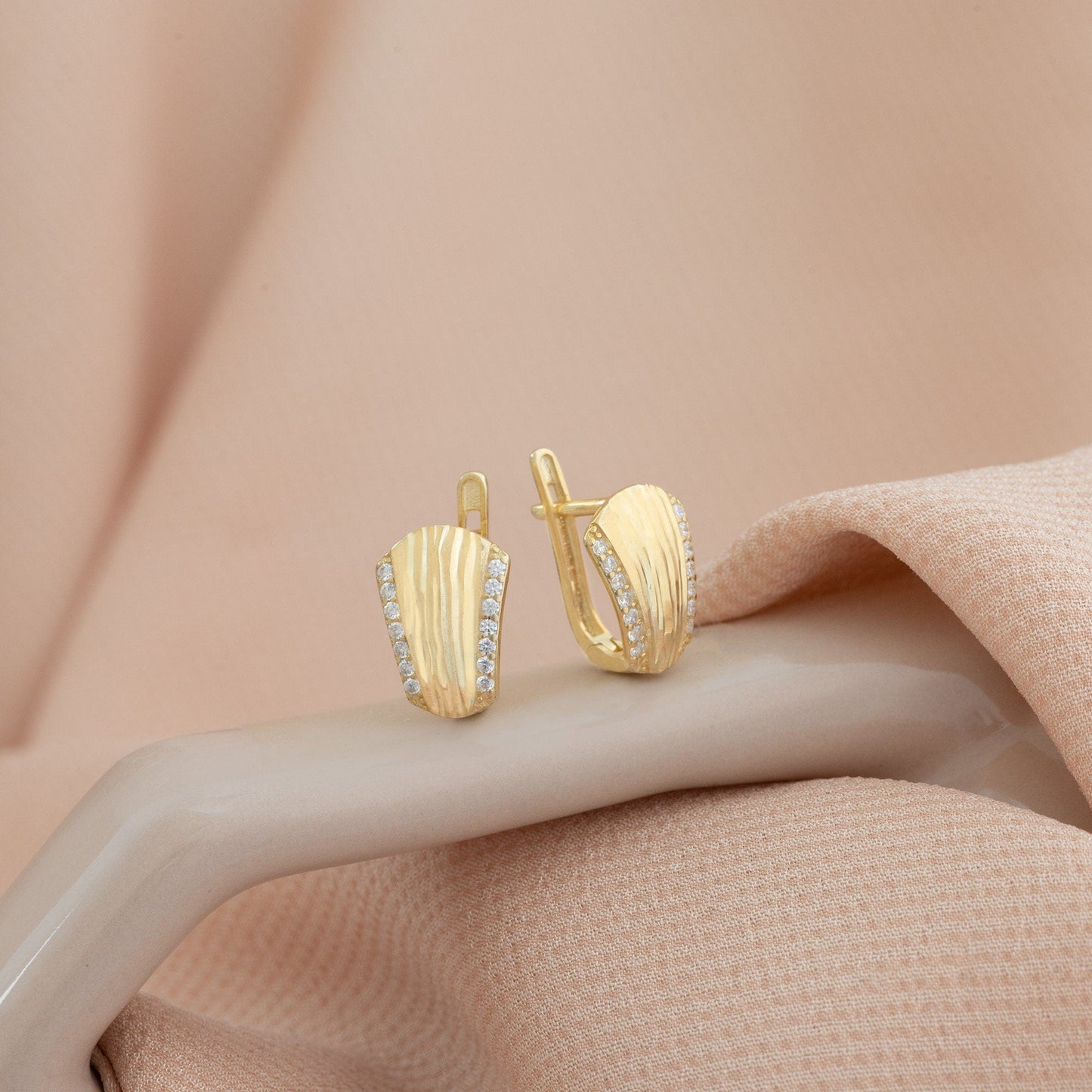 925 Sterling Silver Ribbed Link Diamond Huggie Hoops Earrings