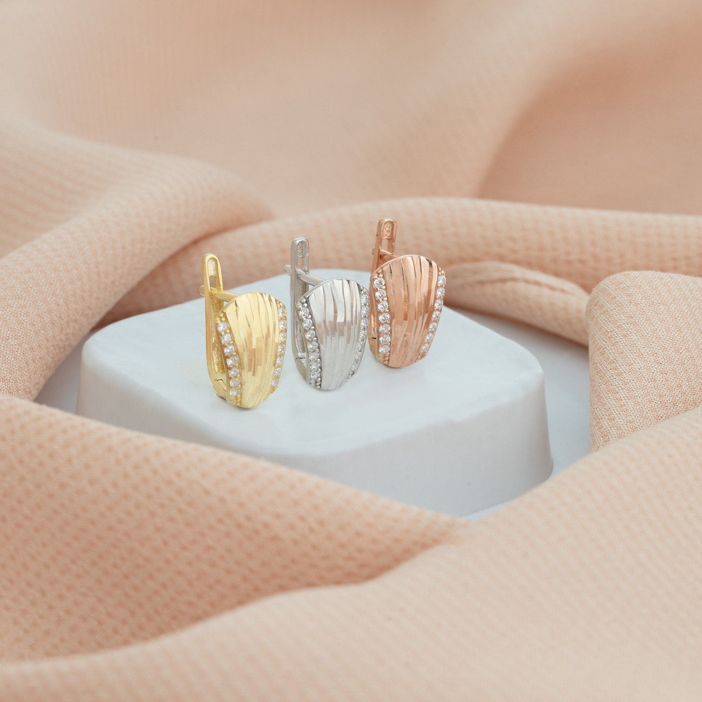 925 Sterling Silver Ribbed Link Diamond Huggie Hoops Earrings